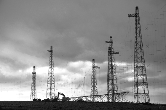 Rampisham mast being torn to pieces by a crane 